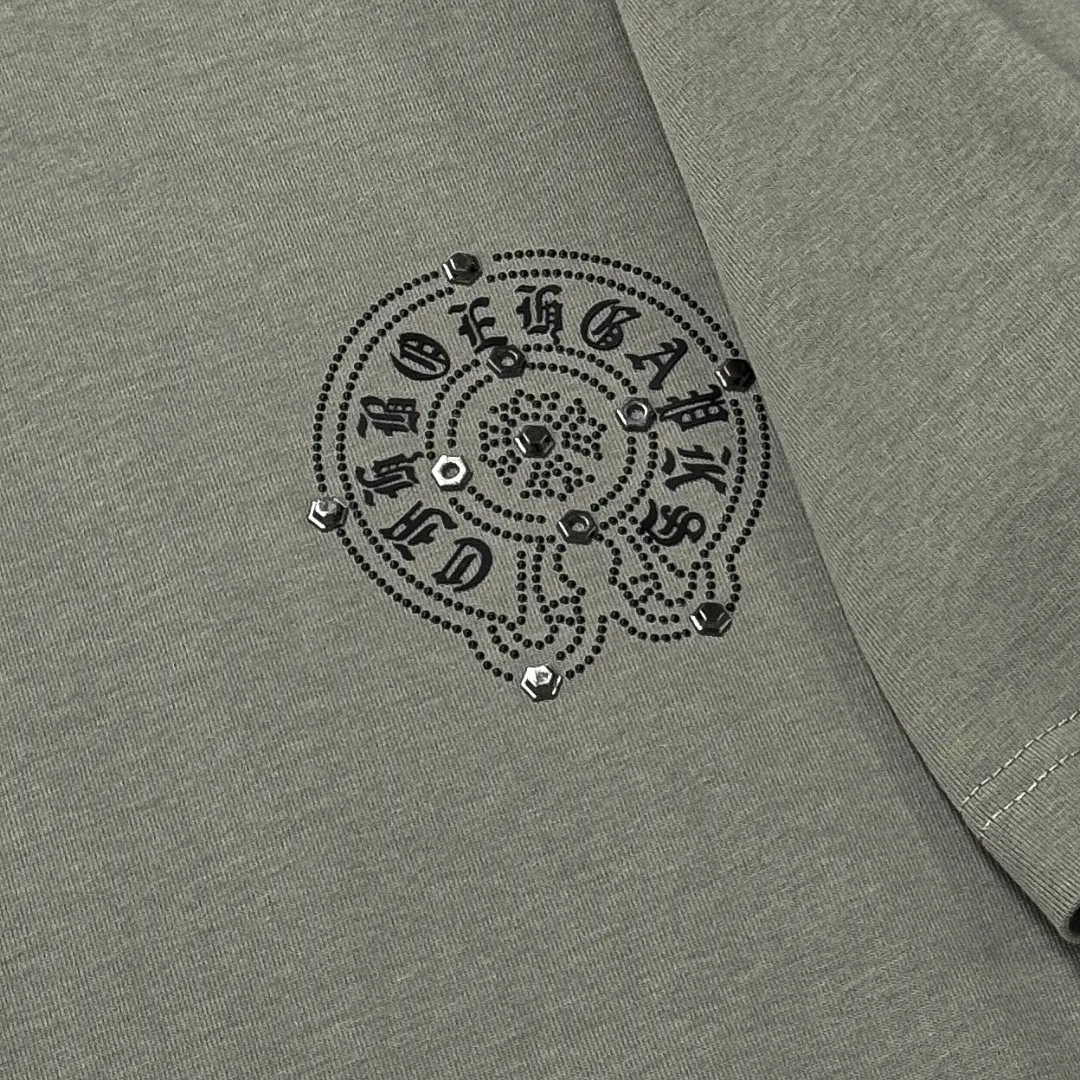 P190 Chrome Hearts 25 high-end versions. The fabric is made of 300 grams of high-density pure cotton. It does not deform or shrink. It has three labels. It is the same style for men and women. Technology: imported hot diamond. Color: white, black, dark green. SIZE: S-XL